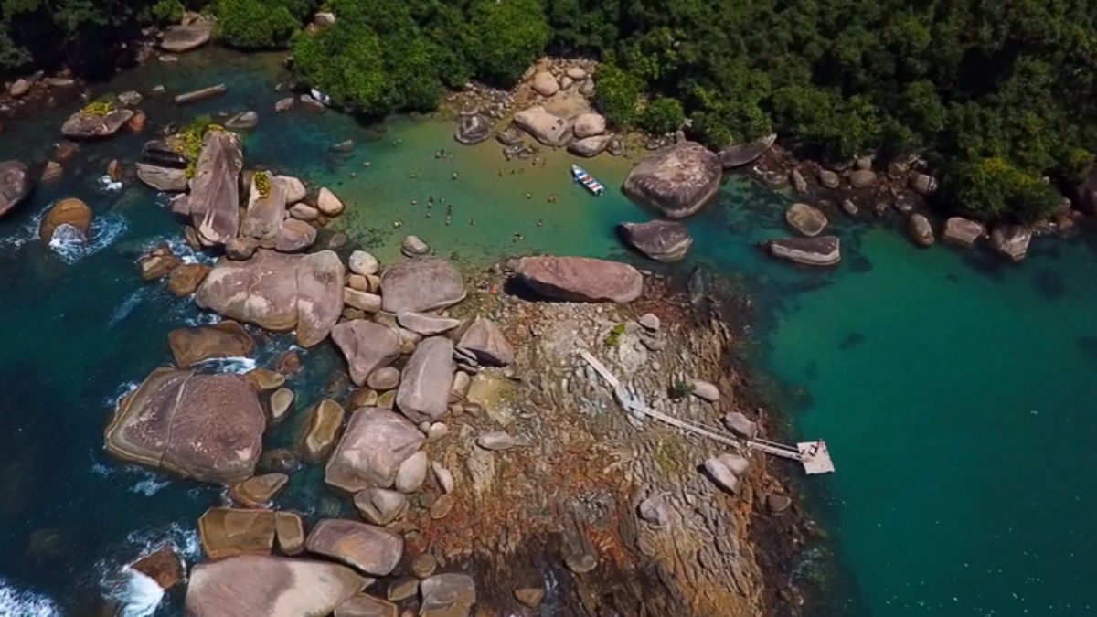 Em Cachadaço, grandes rochas formam piscinas naturais que barram a força das ondas e deixam a água calma, ideal para banho