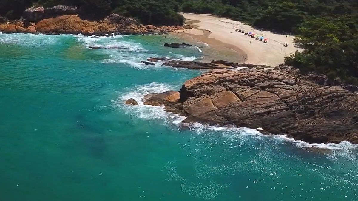 Com o mar tranquilo, turistas aproveitam para relaxar, deitar sobre as pedras e curtir o sol (Fotos: Reprodução YouTube/Ubatuba e o mundo)