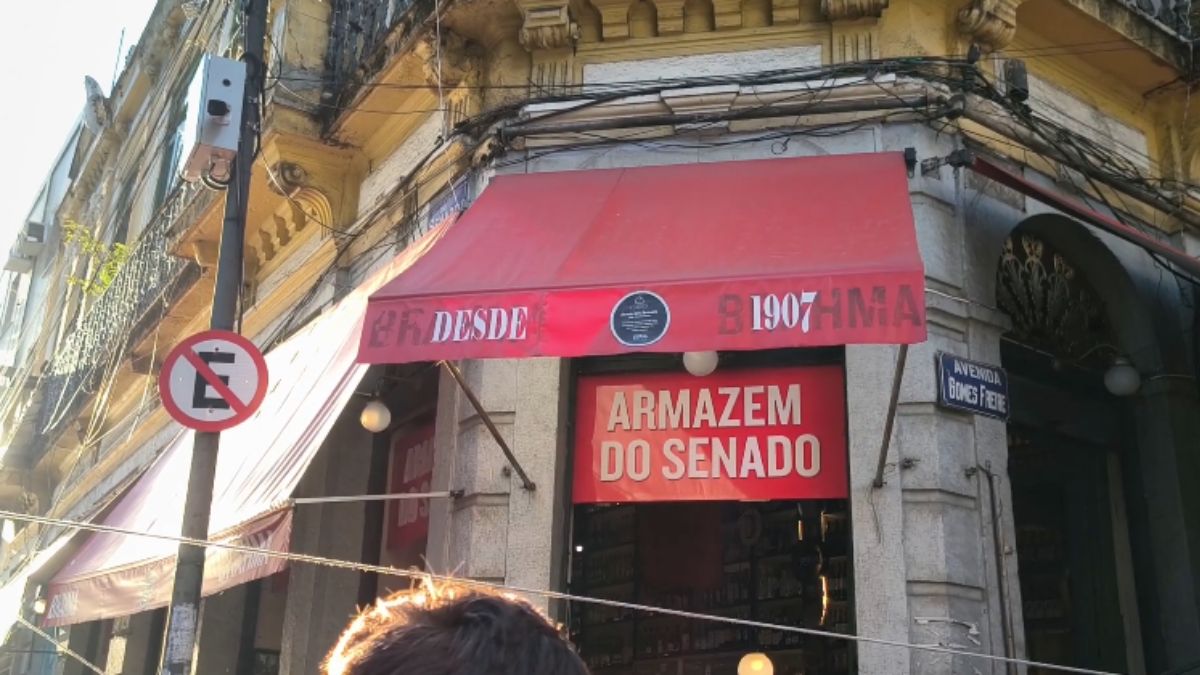 No caso da Rua do Senado, o destaque vem da forma como a tradição e a vida contemporânea convivem no mesmo espaço, sem perder a identidade que marcou o Centro do Rio de Janeiro