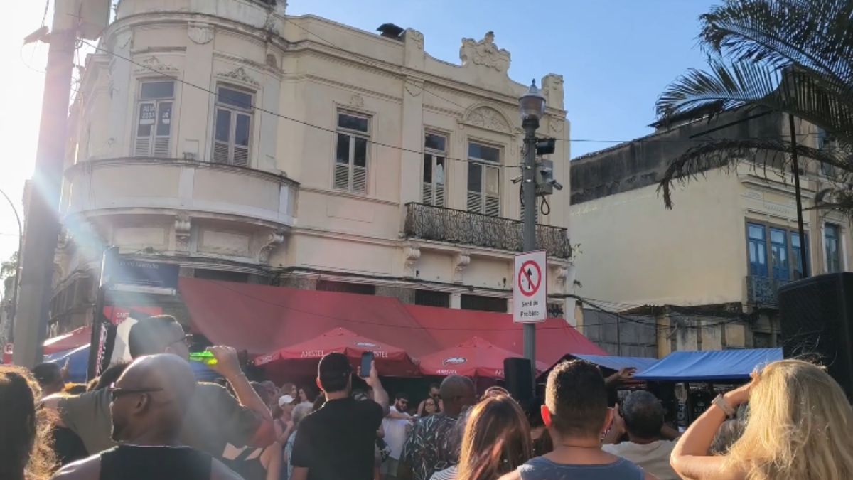 Ao longo do tempo, a rua manteve sua ligação com o comércio antigo e com a boemia, ao mesmo tempo em que passou a receber novos projetos culturais e gastronômicos (Fotos: Reprodução YouTube/ANDAR ETC)