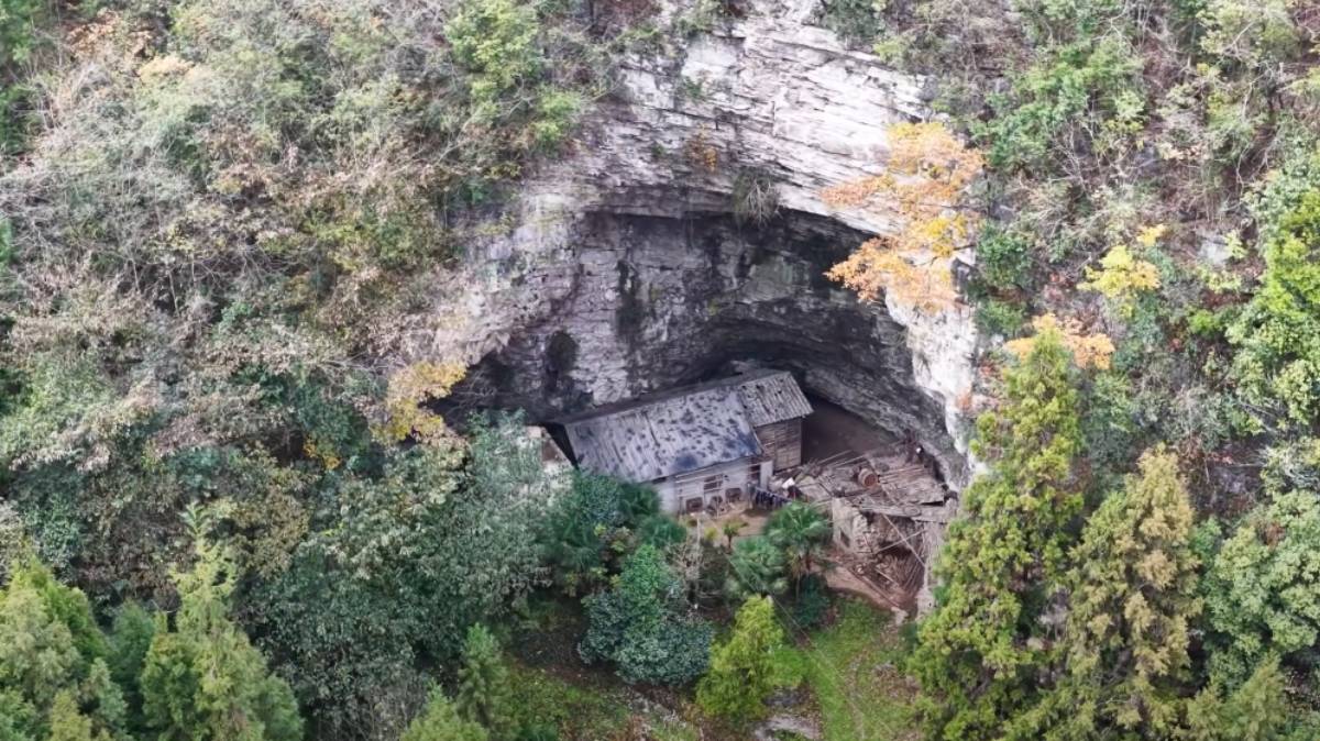 Há cerca de 50 anos, Yang vive em uma casa construída dentro de uma caverna, encravada em um penhasco e afastada dos centros urbanos (Fotos: Reprodução/ Youtube)