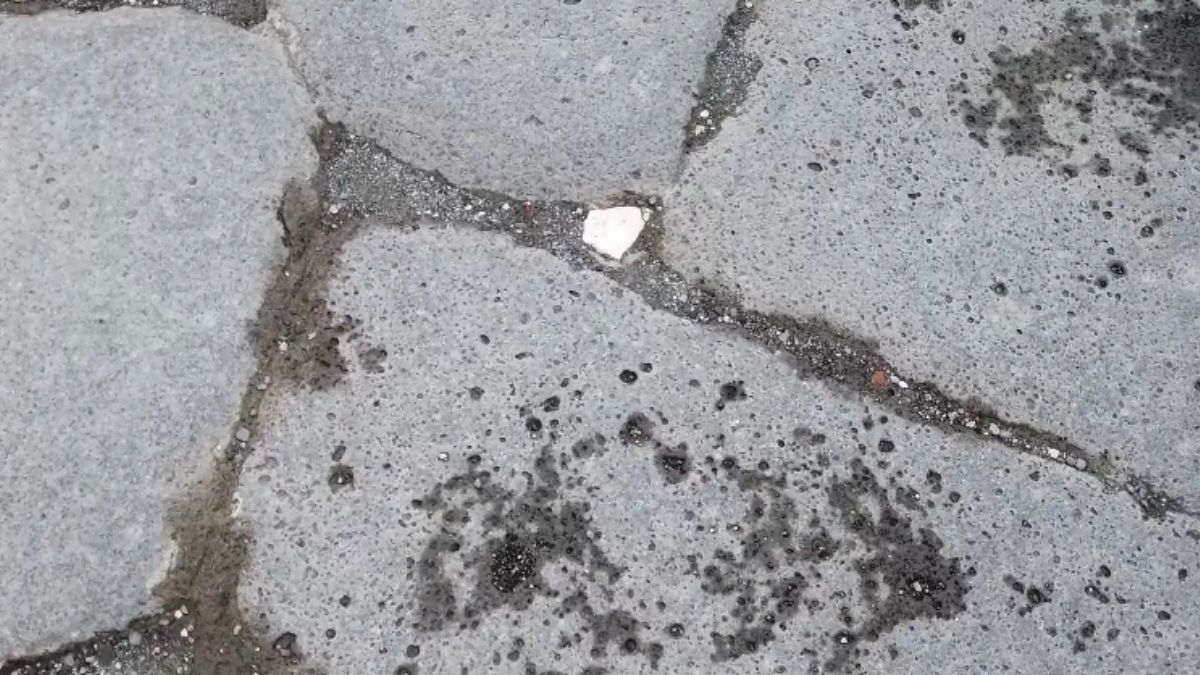 Conhecidas como 'olhos de gato', uma dessas soluções eram pedras feitas de calcário, instaladas em intervalos regulares (Foto: Reprodução YouTube/GoEuropa|Daniel Ribeiro)