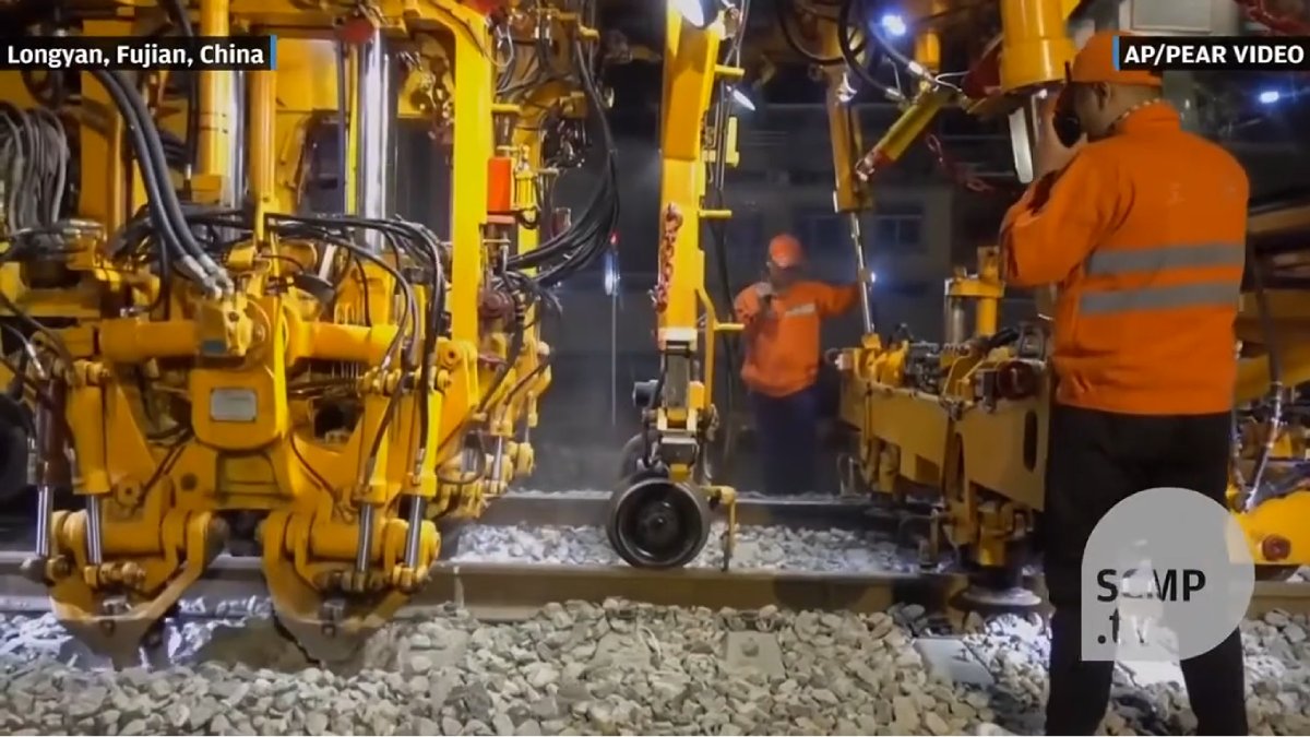 Máquinas pesadas, trens de trabalho e tecnologia de ponta garantiram precisão em cada fase da obra