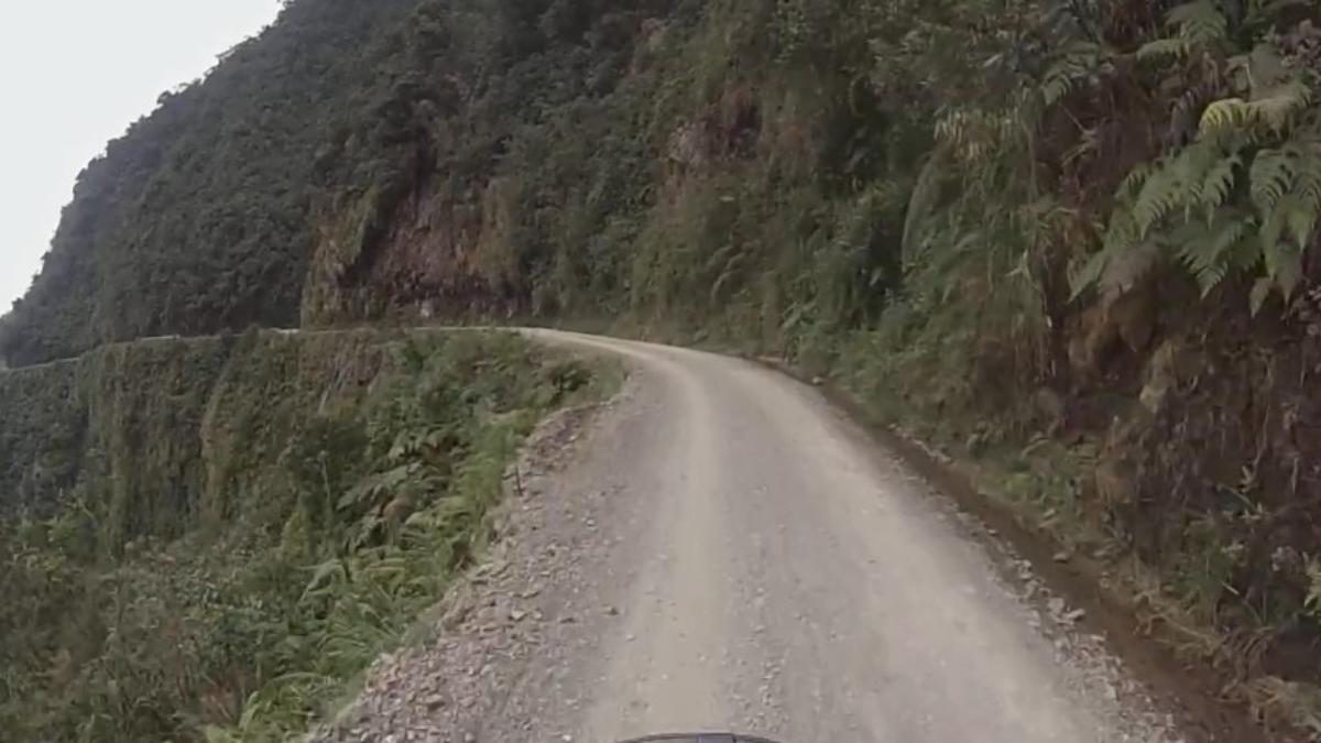 Em diversos pontos, a pista tem apenas três metros de largura, o que dificulta a passagem de veículos em sentidos opostos (Foto: Reprodução/YouTube)