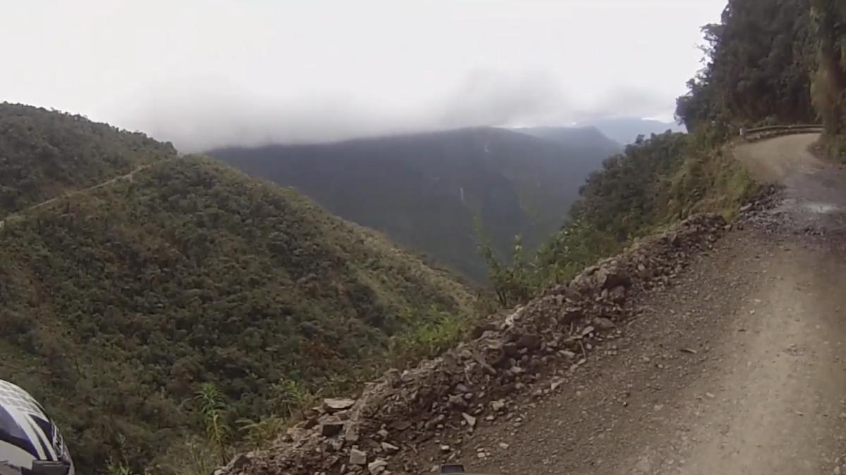 Em alguns trechos, pequenas quedas d'água atravessam a pista, aumentando o risco de deslizamentos de pedras e do próprio asfalto nas bordas (Fotos: Reprodução/YouTube)