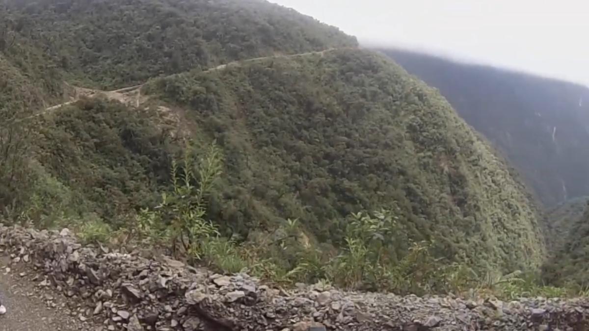 No ponto mais alto da estrada, o ar rarefeito dificulta a respiração dos motoristas e compromete o desempenho dos veículos (Foto: Reprodução YouTube)