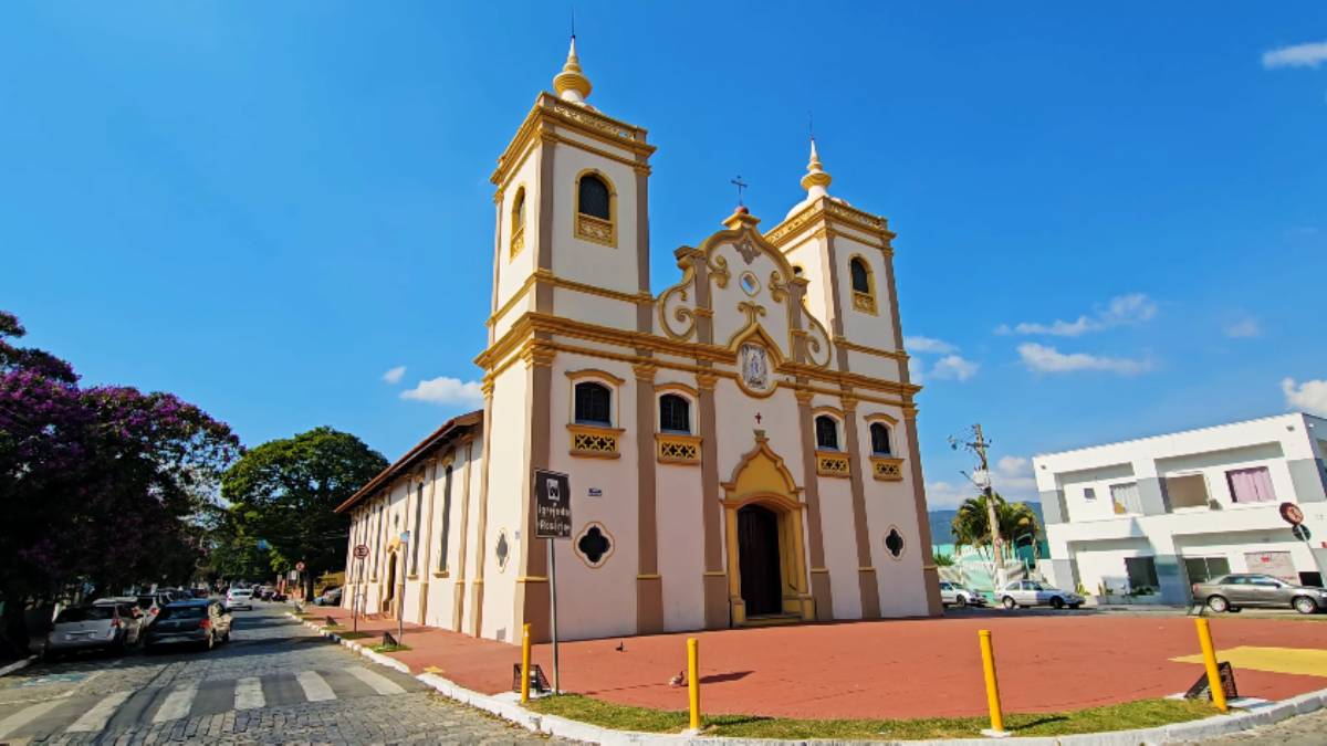 Além da produção de morango, Atibaia é reconhecida pela segurança, paisagens montanhosas e temperaturas agradáveis ao longo do ano (Fotos: Reprodução YouTube/De fora em Juiz de Fora)