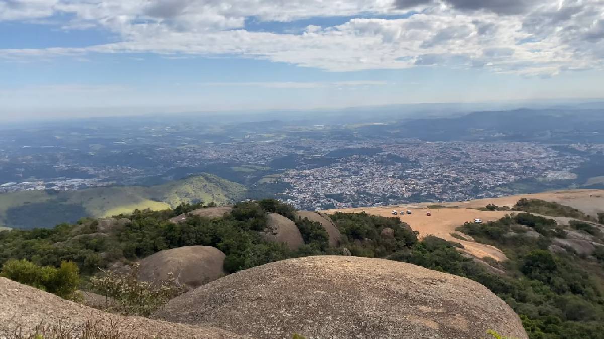 O sucesso recente do doce apenas reacendeu os holofotes sobre um lugar onde o cultivo do fruto atravessa gerações e mantém forte ligação com a história local
