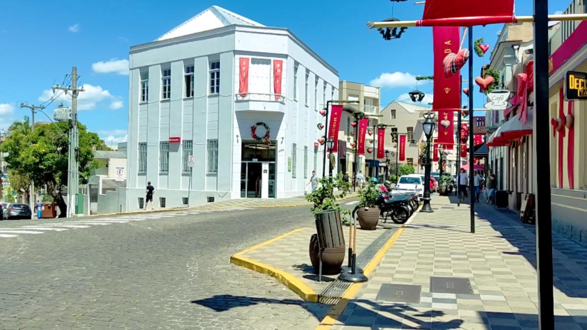 Quem visita encontra um roteiro tranquilo, com tradição, sabores locais e paisagens que convidam a desacelerar durante a viagem