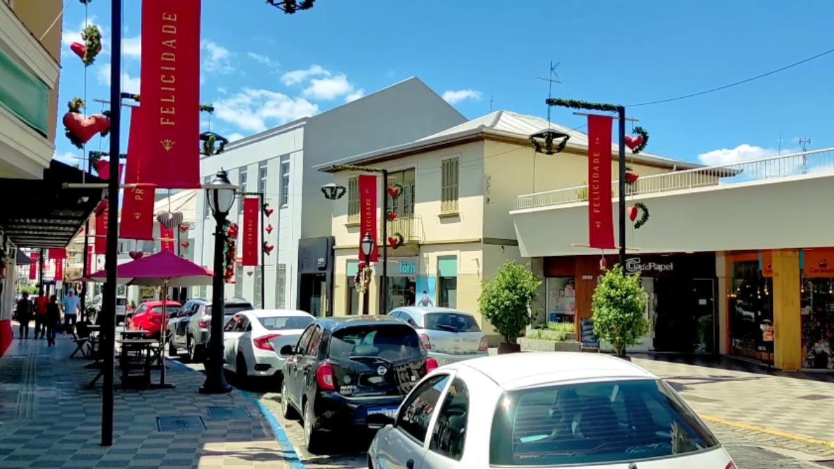 A presença italiana aparece nas fachadas, nos detalhes das casas antigas e nos aromas que saem das cantinas e restaurantes espalhados pela cidade