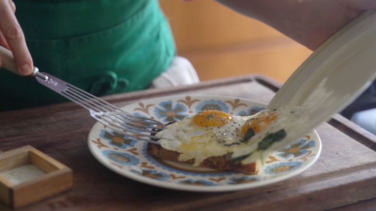 Em um vídeo publicado em seu canal no YouTube, a renomada chef de cozinha Paola Carosella ensina como transformar essa mistura simples em um prato delicioso
