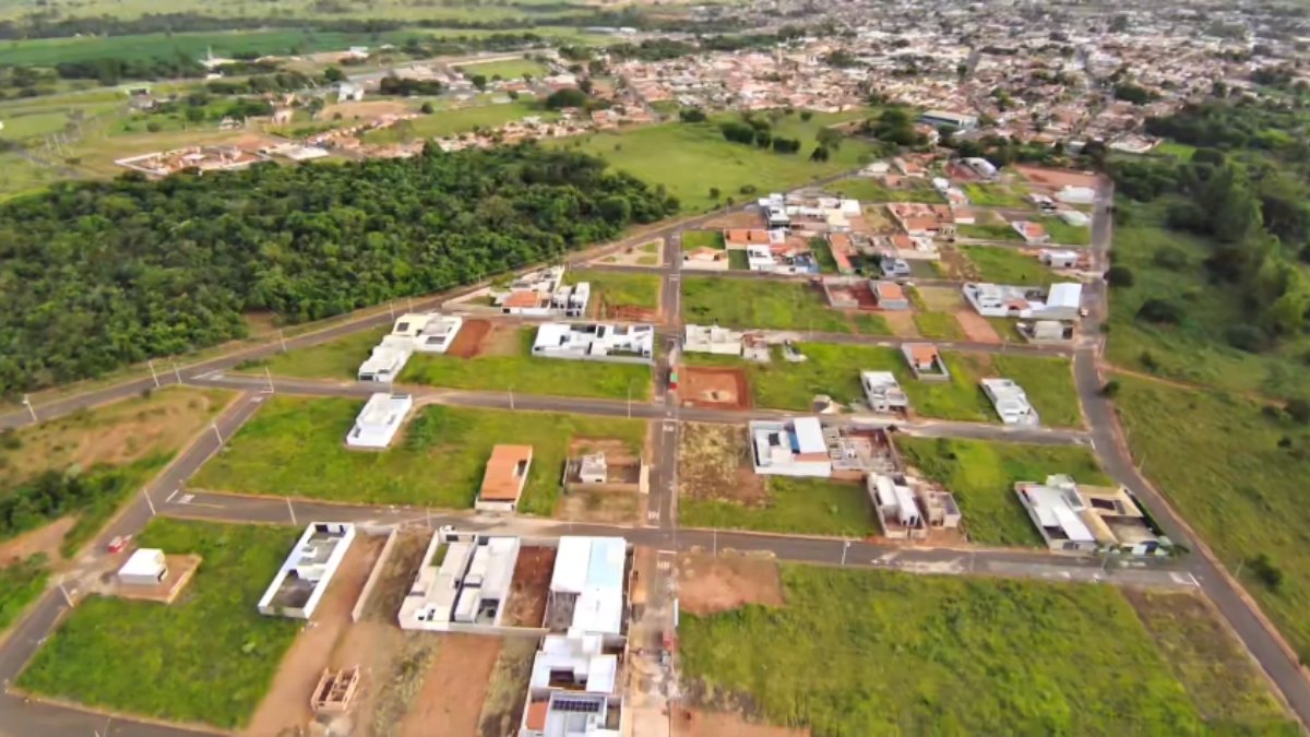 Existe uma cidade do interior de Minas Gerais onde o cotidiano segue sem pressa, marcado por ruas tranquilas, conversas na porta de casa e uma relação próxima com a terra