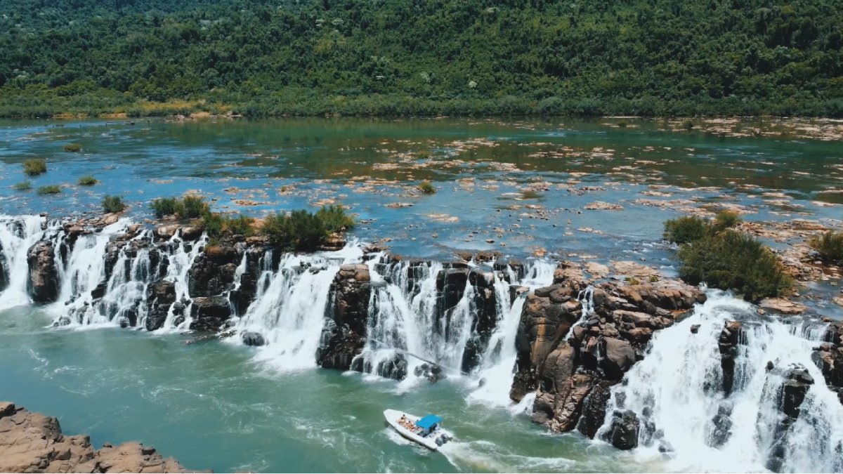 O fenômeno fica no Parque Estadual do Turvo, em Derrubadas (RS), na fronteira natural com a Argentina