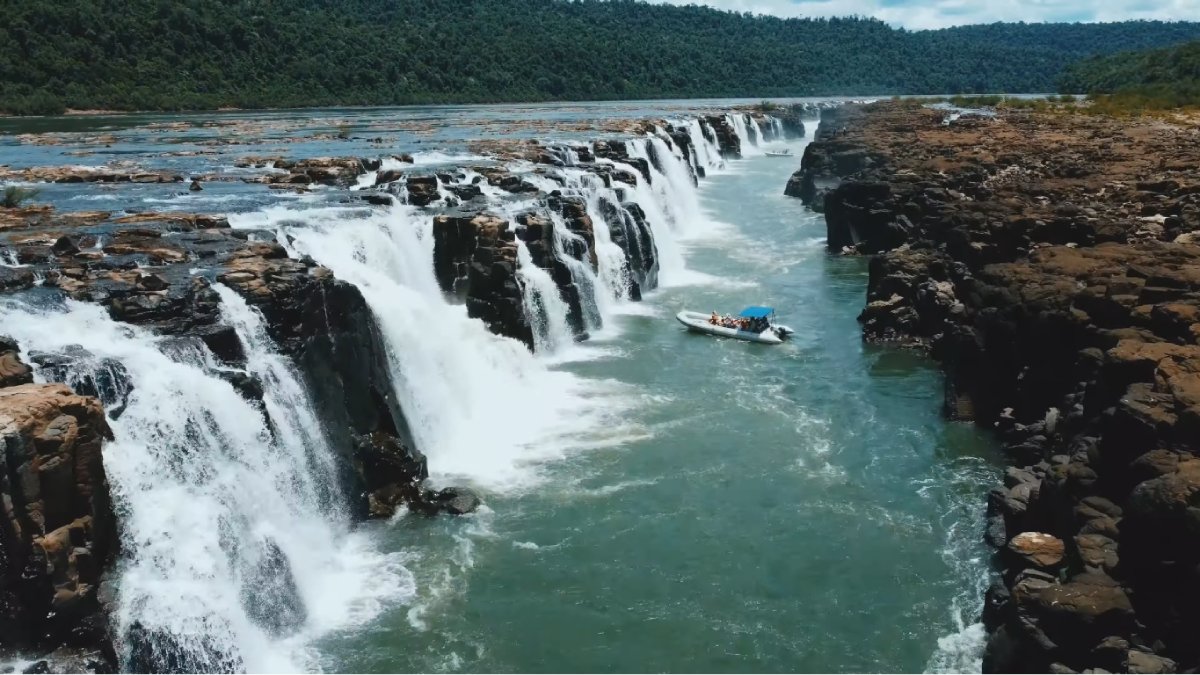 No Sul do Brasil, o Salto Yucumã foge do padrão e forma uma cachoeira que "cai de lado"