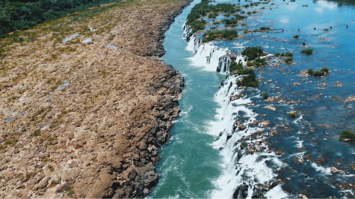 Quando o Rio Uruguai está cheio, a água encobre o salto e o trecho parece calmo