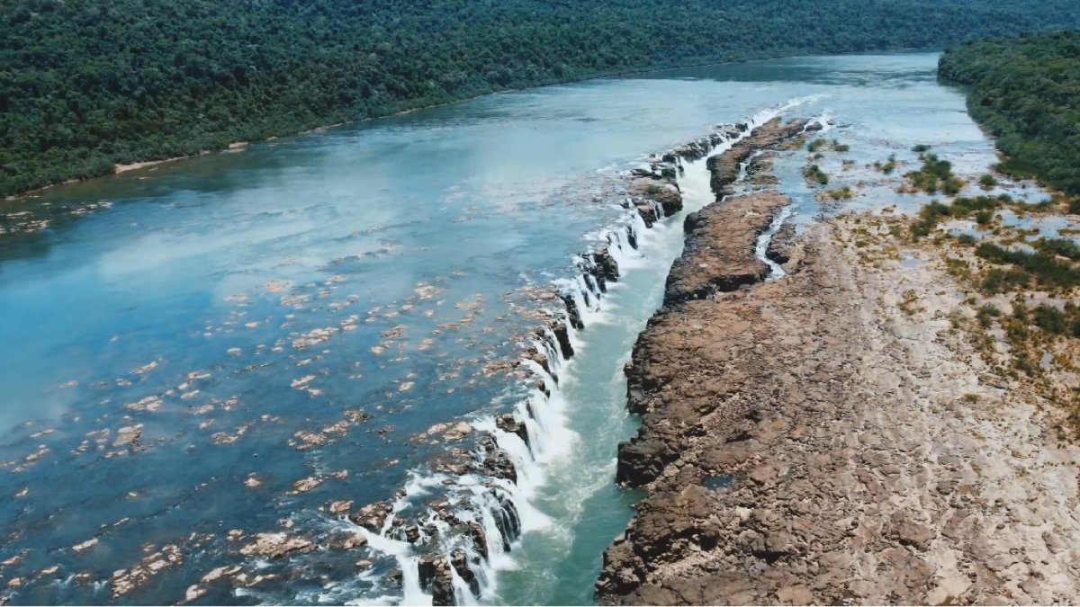 A queda se estende por cerca de 1.800 metros, considerada a maior cachoeira longitudinal do mundo