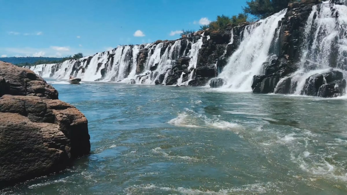 Cercado por Mata Atlântica preservada, o salto também protege um ecossistema rico e praticamente intacto (Fotos: Reprodução/Youtube)