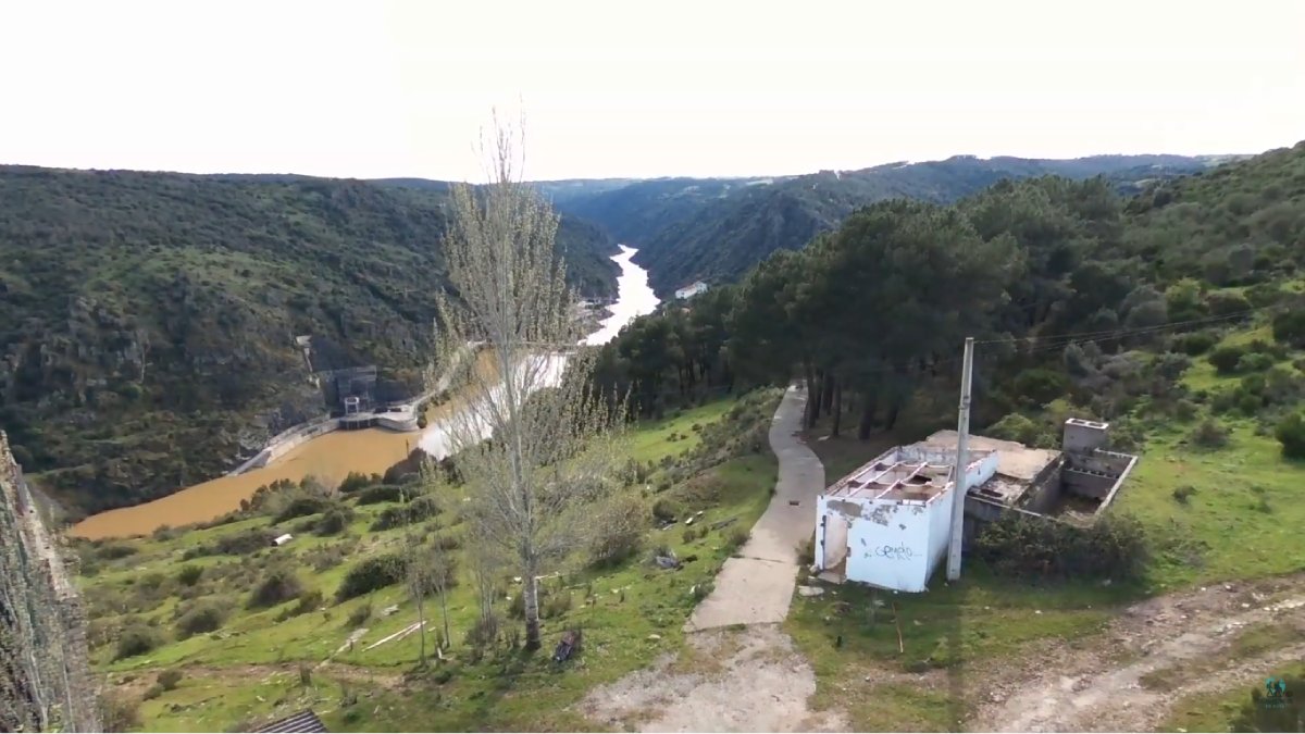 Construída nos anos 1950 para trabalhadores de uma obra da Iberdrola, Salto de Castro ficou vazia no fim dos anos 1980 e agora tenta renascer (Fotos: Reprodução/Youtube)
