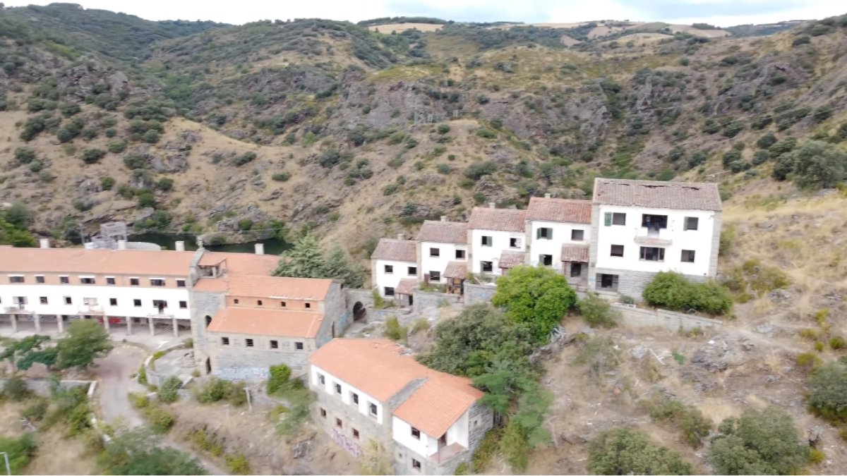 A vila tem 44 casas, escola, bar, igreja, quartel e uma antiga pousada, que deve ser restaurada para receber visitantes