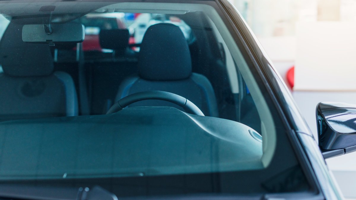 Adesivos grandes, enfeites no retrovisor e suportes mal posicionados podem virar infração.