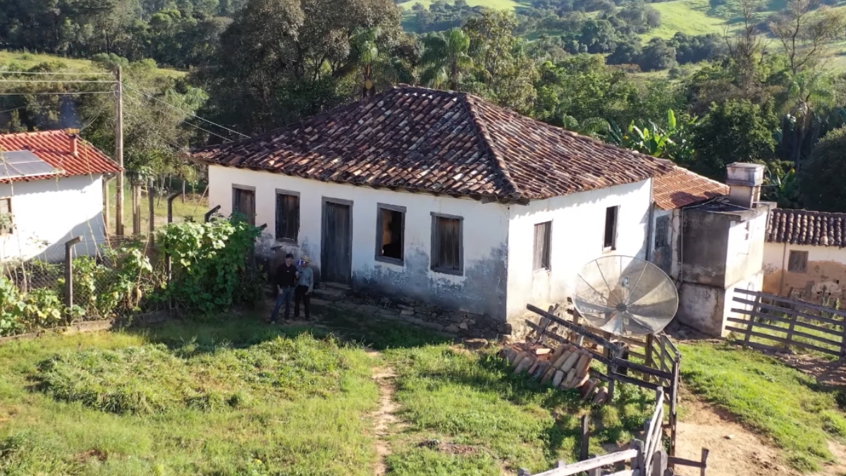 O imóvel tem quase 70 anos, fica no sudoeste mineiro e segue como o centro da rotina da família.