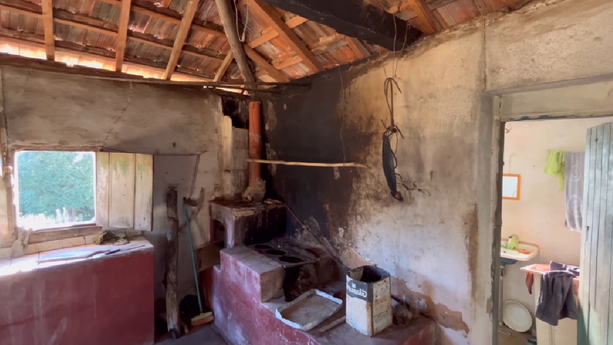 Construído com técnicas tradicionais como adobe e taipa de mão, o casarão de barro e madeira atravessou décadas sem perder sua função principal e se tornou símbolo de memória. - Fotos: Reprodução/YouTube No Campo