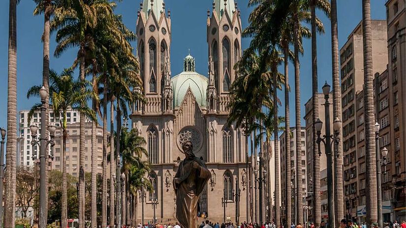 Catedral da Sé Além de ser a principal catedral católica da cidade, é um marco urbano que reforça a Praça da Sé como um dos pontos mais centrais e simbólicos de São Paulo. A construção e a cripta se conectam a momentos e personagens da história local. Endereço: Praça da Sé, s/nº Centro, São Paulo (SP). Foto: Wikimedia Commons