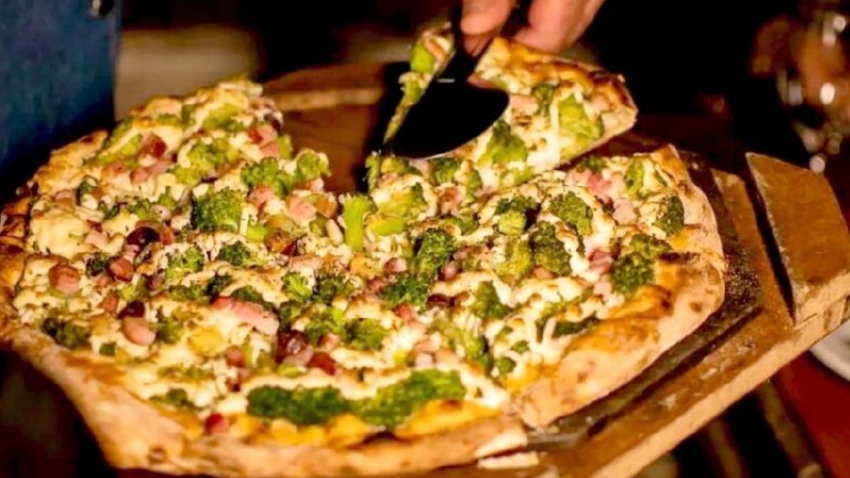 A pizza da região é reconhecida como uma das melhores do País, tendo vencido o prêmio de Melhor do Brasil em 2008 e em 2024 (este segundo com a chamada "Pizza na Roça") - (Reprodução/Instagram Pizza na Roça)