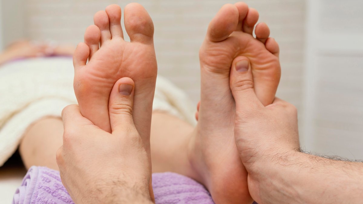 Massagear a sola dos pés tende a estimular a circulação e reduzir a tensão, o que favorece o relaxamento
