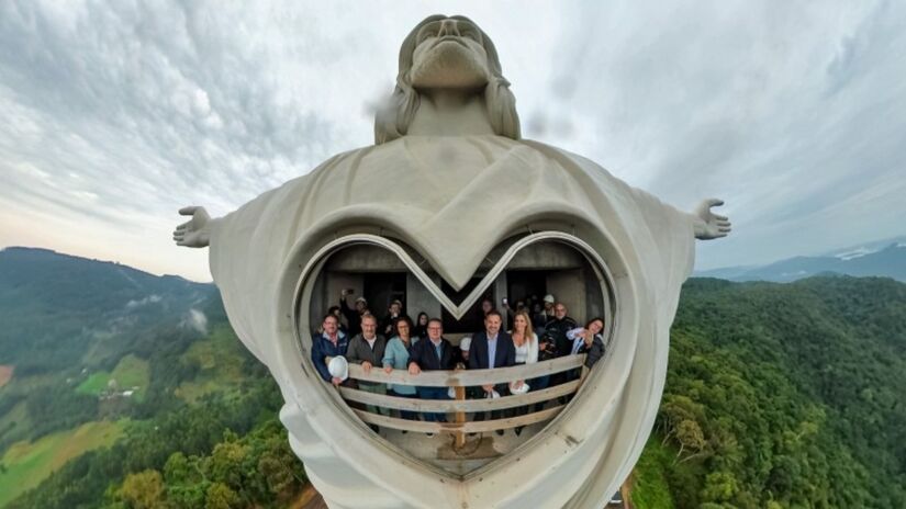 A 33 metros de altura, dentro da estátua, os visitantes podem acessar um mirante em formato de coração, que oferece uma vista panorâmica do Vale do Taquari - (Gustavo Mansur/Palácio Piratini)