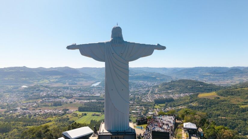 O monumento gaúcho possui 37,5 metros de altura, considerando apenas a estátua. Quando somada a sua base de seis metros, a estrutura atinge um total de 43,5 metros - (Maurício Tonetto/Secom)