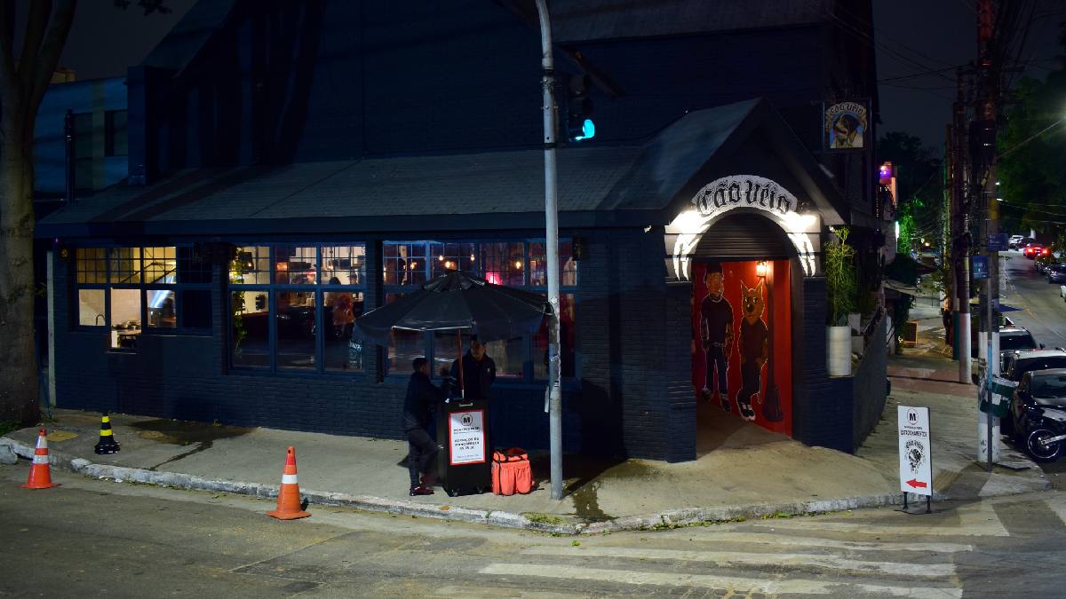 O Cão Véio mostra que gastropub também pode ter alma de boteco, com pratos autorais, clima informal e humor afiado até na identidade visual. Foto: Divulgação