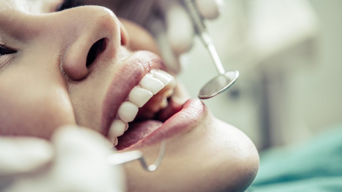 Mais do que "dentes brancos", a discussão aponta para um conceito central em saúde: inflamação crônica. Foto: Freepik