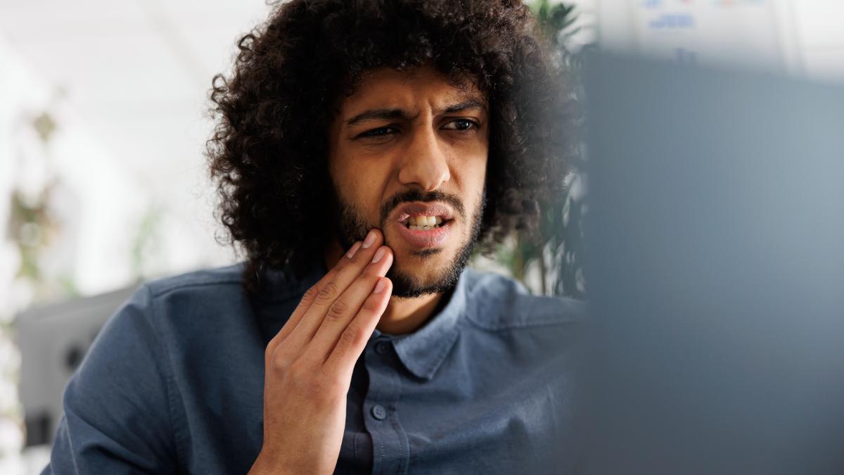 Doenças gengivais, causadas pelo acúmulo de placa bacteriana devido à higiene inadequada, estão associadas ao aumento do risco de problemas em todo o corpo