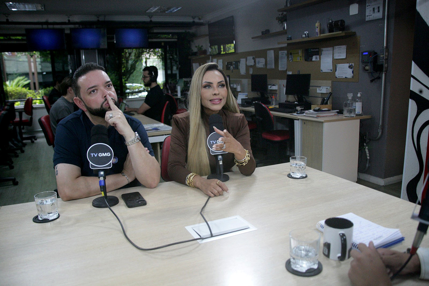 Ana Beatriz Godoi, rainha de bateria da Rosas de Ouro e o mestre de bateria Rafael Oliveira, conhecido como mestre Rafa, falaram sobre o momento da agremiação.