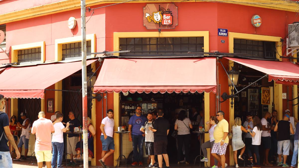 Com mais de 80 anos de história, o Bar Léo mantém o ritual do chope perfeito e das comidinhas alemãs, como se o centro de São Paulo parasse um pouco do lado de dentro do balcão. Foto: Divulgação