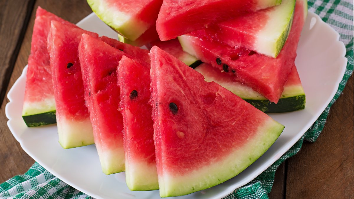 Comer melancia com frequência vai além de matar a sede, a fruta ajuda a manter o corpo hidratado ao longo do dia