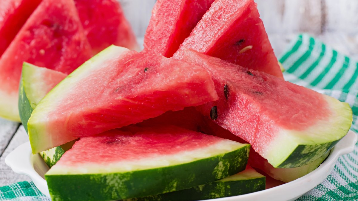 Mesmo leve, a fruta entrega vitaminas, minerais e antioxidantes, como vitamina C e licopeno, que ajudam a proteger as células