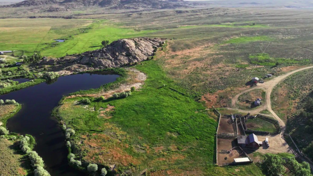 Território inclui o Reservatório Pathfinder, 32 quilômetros de margens do rio Sweetwater, planaltos, vales fluviais e áreas de base montanhosa, compondo um ecossistema característico do Oeste americano. / Divulgação