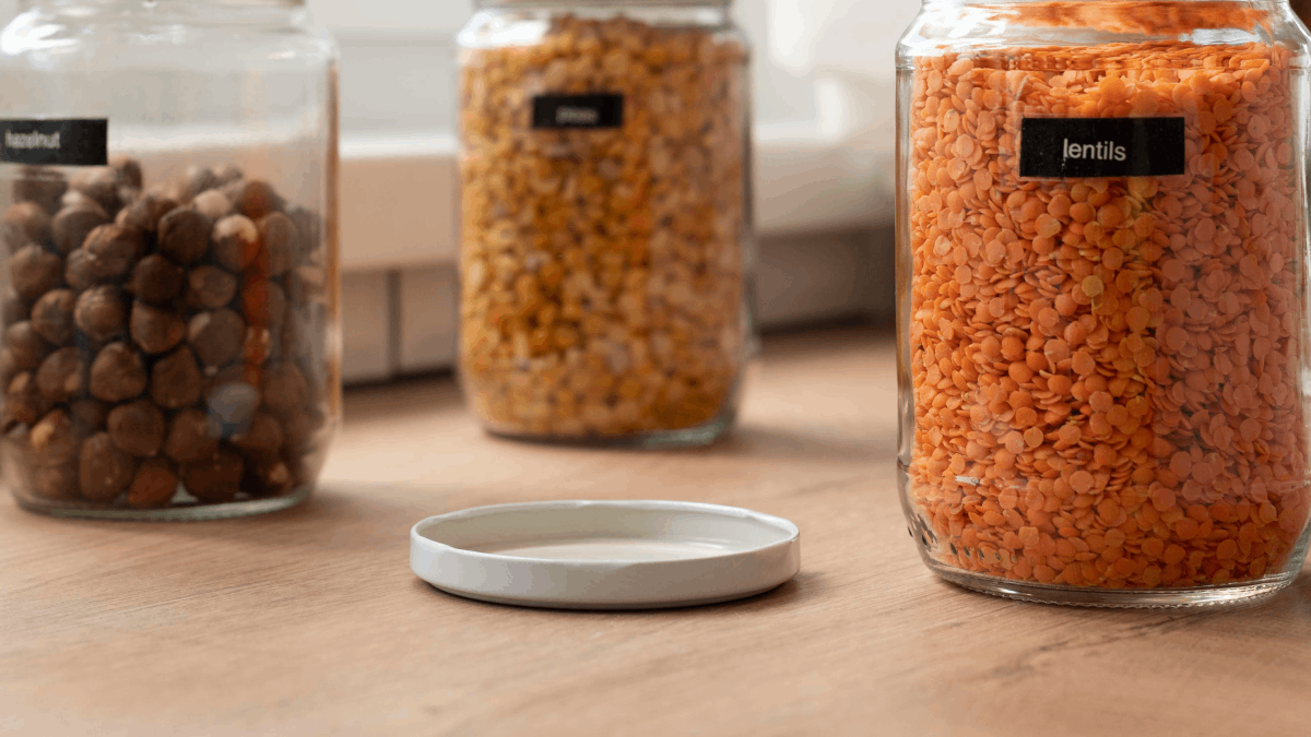 Virar a tampa de cabeça para baixo pode servir como proteção para vasos decorativos, pequenos objetos ou recipientes (Foto: Freepik)