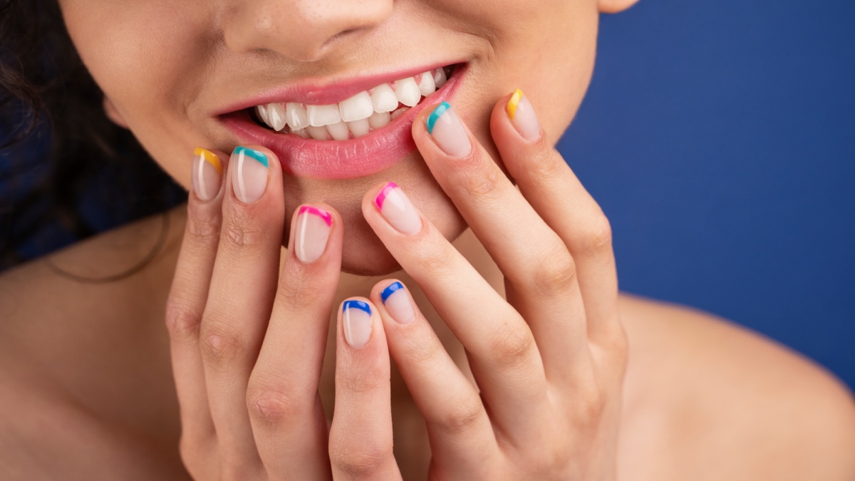 Preparar bem as unhas é essencial para garantir melhor aderência e evitar que o produto descasque em poucos dias
