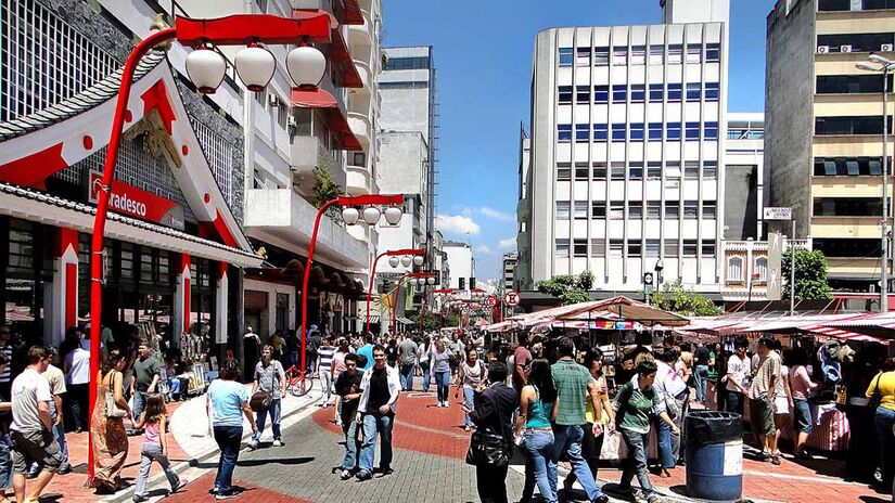 Criada em 1975, na Feira da Liberdade é possível encontrar barracas de artesanato, artigos orientais diversos, apresentações musicais e muitas barracas de comidas típicas 