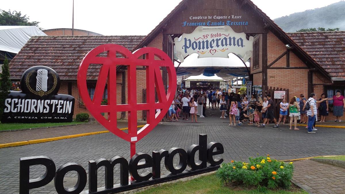 O idioma alemão faz parte da rotina de Pomerode; em escolas públicas e privadas, ele é ensinado como complemento ao português desde os primeiros anos (Foto: Andrevruas/Wikimedia Commons)