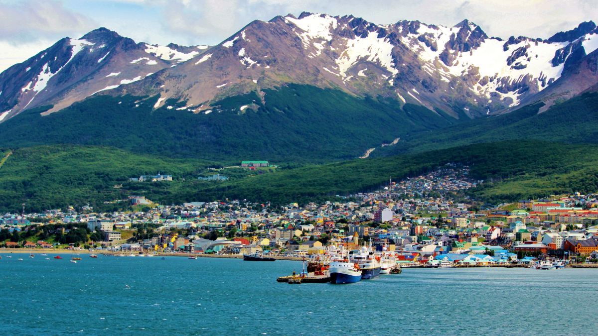 No extremo oposto, Ushuaia, capital da província argentina da Terra do Fogo, virou marca registrada de "fim do mundo". Foto: Wikimedia Commons