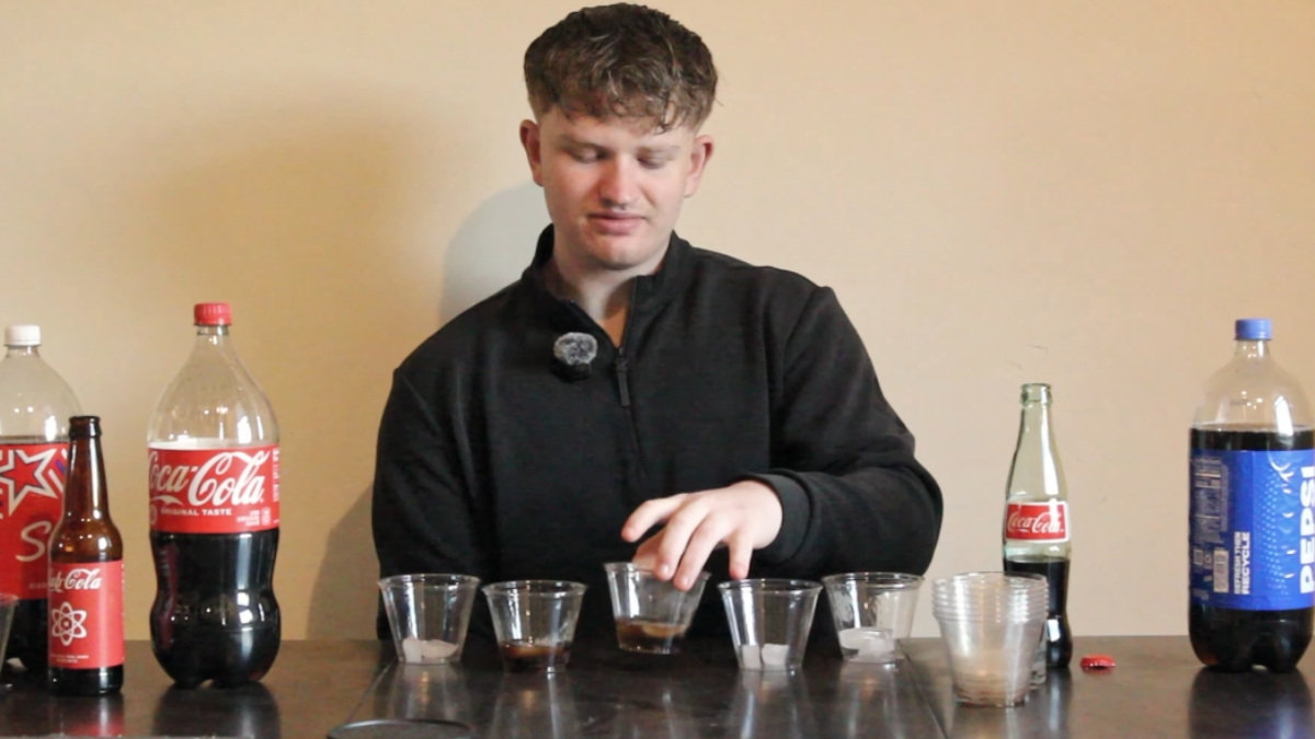 Eficácia da recriação foi colocada à prova em um teste cego apresentado ao fim do vídeo. O resultado surpreendeu: a maioria dos participantes não conseguiu notar diferença entre a versão de laboratório e a Coca-Cola tradicional. Fotos: Reprodução/YouTube