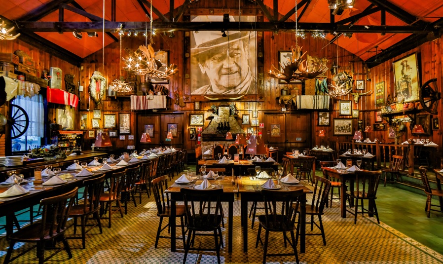 Até as 22h30, não há cobrança de valor de entrada para frequentar o restaurante; após esse horário, passa a valer o ingresso da casa noturna. Foto: Divulgação