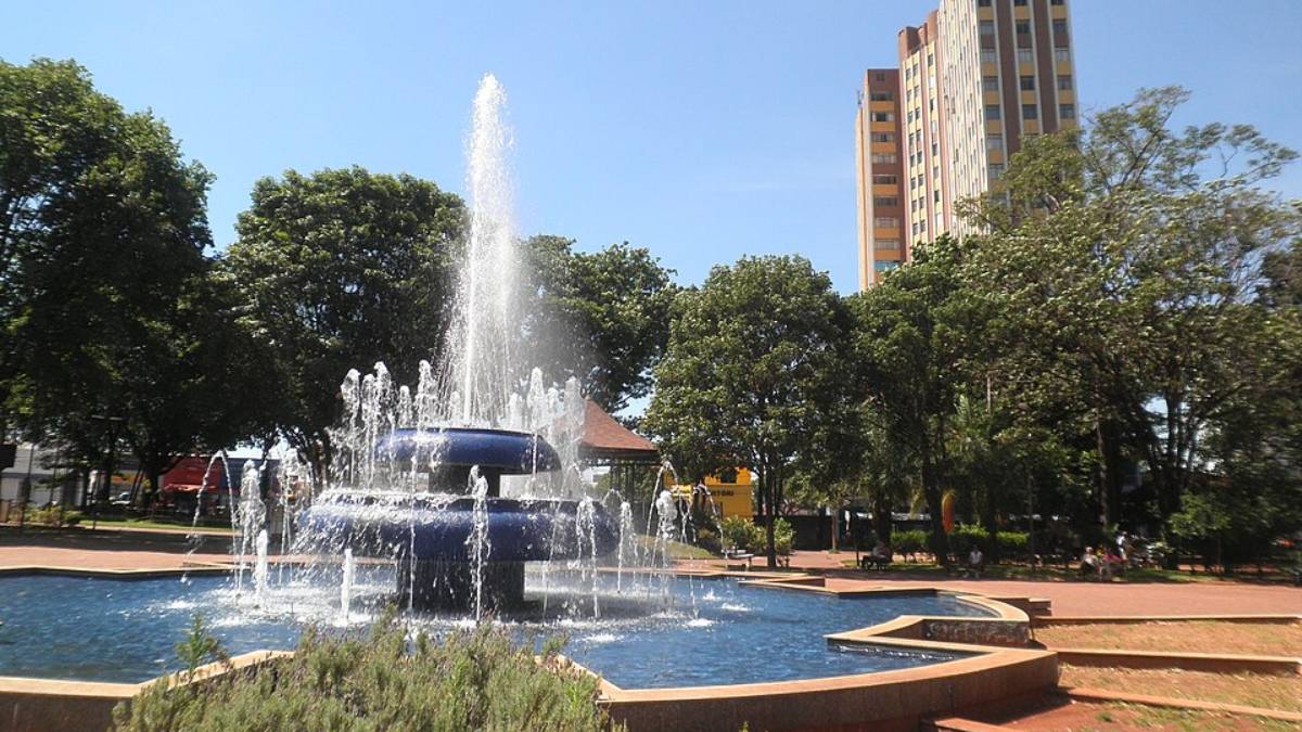 Quando o planejamento urbano considera a natureza como parte essencial da cidade, os benefícios aparecem no cotidiano (Foto: CivArmy/Wikimedia Commons)