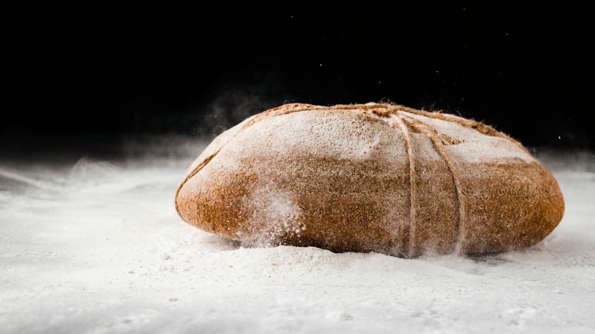 Esse método ajuda a restaurar a textura agradável do pão fresquinho e reduz as alterações causadas pelo descongelamento inadequado (Fotos: Freepik)