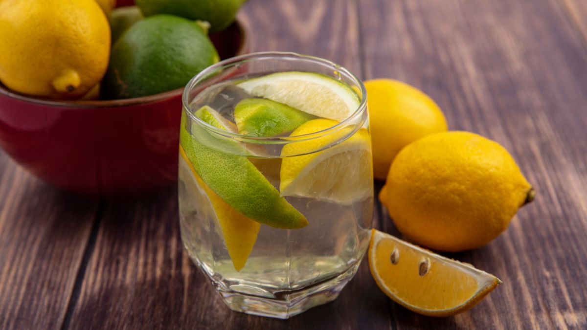 Uma alternativa que costuma funcionar é a mistura de suco de limão com água morna (Fotos: Freepik)