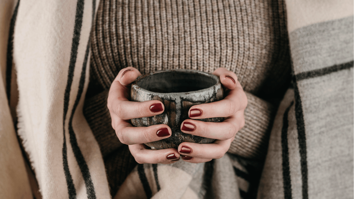 Editoriais internacionais de moda indicam que o comprimento reduzido passa a ser uma escolha estética consciente (Fotos: Freepik)